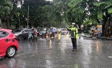 Permalink ke Apresiasi dan Terima Kasih untuk Polantas, Tetap Mengabdi di Tengah Guyuran Hujan Permalink ke Apresiasi dan Terima Kasih untuk Polantas, Tetap Mengabdi di Tengah Guyuran Hujan