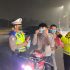 Kabut Asap Selimuti Pekanbaru, Tim Blue Light Patrol Polda Riau Sisir Jalan Protokol dan Bagikan Masker kepada Warga & Pengendara