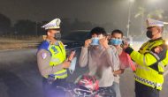 Permalink ke Kabut Asap Selimuti Pekanbaru, Tim Blue Light Patrol Polda Riau Sisir Jalan Protokol dan Bagikan Masker kepada Warga & Pengendara Permalink ke Kabut Asap Selimuti Pekanbaru, Tim Blue Light Patrol Polda Riau Sisir Jalan Protokol dan Bagikan Masker kepada Warga & Pengendara