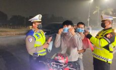 Permalink ke Kabut Asap Selimuti Pekanbaru, Tim Blue Light Patrol Polda Riau Sisir Jalan Protokol dan Bagikan Masker kepada Warga & Pengendara