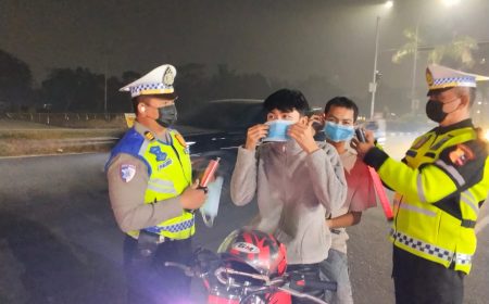 Permalink ke Kabut Asap Selimuti Pekanbaru, Tim Blue Light Patrol Polda Riau Sisir Jalan Protokol dan Bagikan Masker kepada Warga & Pengendara