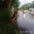 Patut Dicontoh, Tokoh Masyarakat Dumai Janangkok Lumban Raja Rela Hujan-hujanan Demi Keselamatan Pengguna Jalan Dan Masyarakatnya. Patut Dicontoh, Tokoh Masyarakat Dumai Janangkok Lumban Raja Rela Hujan-hujanan Demi Keselamatan Pengguna Jalan Dan Masyarakatnya.