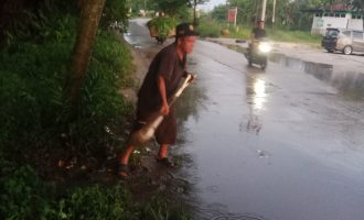 Permalink ke Patut Dicontoh, Tokoh Masyarakat Dumai Janangkok Lumban Raja Rela Hujan-hujanan Demi Keselamatan Pengguna Jalan Dan Masyarakatnya.