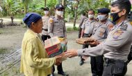 Permalink ke Peduli Covid-19, Kabag Ren Polres Kampar dan Anggota Antarkan Bantuan Kerumah Warga Kurang Mampu