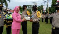 Permalink ke Ketua Bhayangkari Riau Berikan 262 Pasang Face Shield dan Sarung Tangan Untuk Bhabinkamtibmas di Kampar