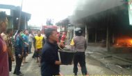 Permalink ke 3 Ruko di Pasar Danau Bingkuang Terbakar, Anggota Polsek Tambang dan Warga Bantu Pemadaman