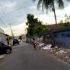 “Pak Ogah” Cilik Atur Lalin Depan Pintu Masuk Gedung Bank BCA Jalan T Cik Ditiro Pekanbaru.