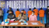 Permalink ke Polresta Pekanbaru Amankan Lima Orang Tersangka Pemalsuan Surat Dokumen PCR untuk di Pergunakan Melakukan Penerbangan Tujuan Jakarta Permalink ke Polresta Pekanbaru Amankan Lima Orang Tersangka Pemalsuan Surat Dokumen PCR untuk di Pergunakan Melakukan Penerbangan Tujuan Jakarta