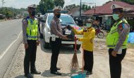 Permalink ke Polres Kampar Kerahkan Anggota Distribusikan 300 Paket Sembako Dari KSP Sahabat Mitra Sejati