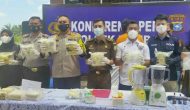 Permalink ke Kapolresta Pekanbaru Melakukan Pengungkapan Dan Pemusnahan Benda Sitaan/Barang Bukti Narkotika Jenis Shabu Di Halaman Depan Mako Polsek Rumbai