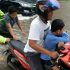 Ditengah Hujan dan Banjir, Kasat Lantas Polres Dumai Dorong Motor dan Seberangkan Pelajar Sekolah