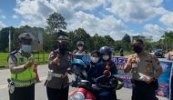 Permalink ke Hari Ke 7 Ops Zebra Lancang Kuning 2021, Satlantas Polres Siak Berikan Reward Kepada Pengendara Yang Patuh