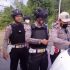 Anggota Polres Kampar Copot Stiker dan Atribut Pelaku Pungli Sopir Truk Diperbatasan Riau – Sumbar