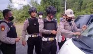 Permalink ke Anggota Polres Kampar Copot Stiker dan Atribut Pelaku Pungli Sopir Truk Diperbatasan Riau – Sumbar