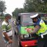 Himbau Masyarakat Patuhi Protkes, Polantas Polres Kampar Bagikan Stiker “Ayo Pakai Masker”