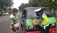 Permalink ke Himbau Masyarakat Patuhi Protkes, Polantas Polres Kampar Bagikan Stiker “Ayo Pakai Masker”