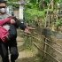 Keluarga Tak Punya Biaya, Polisi di Inhu Bopong Remaja Lumpuh dan Membawanya Berobat ke Rumah Sakit