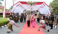 Permalink ke Resmi Masuki Mapolda, Kapolda Riau Disambut Adat Tepuk Tepung Tawar.