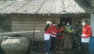 Permalink ke Pengurus DPC PWRI Kabupaten Meranti ,melaksanakan Bakti Sosial memberi sumbako langsung kerumah warga.