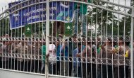 Permalink ke Gantung Poster dan Pocong di Pagar Kontor Gubernur Riau,Gabungan BEM Se-Riau Sampaikan 3 Tuntutannya Permalink ke Gantung Poster dan Pocong di Pagar Kontor Gubernur Riau,Gabungan BEM Se-Riau Sampaikan 3 Tuntutannya