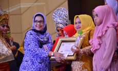 Kasmarni Amril Terima Penghargaan Anugerah Baiduri