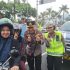 Kampanye Keselamatan Lalu Lintas, Kapolresta Pekanbaru Bagi Helm Gratis Kepada Anak-anak