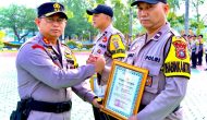 Permalink ke Gelar Apel Akbar Bhabinkamtibmas, Kapolres Siak AKBP Asep Sujarwadi Berikan Penghargaan Kepada 5 Orang Bhabinkamtibmas Terbaik.