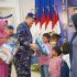 Momen Haru Irjen Iqbal dan Istri Peluk Anak Personel Polairud Yang Gugur Dalam Bertugas