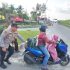 Kapolsek Tambang Bantu Dorong Sepeda Motor Pemudik yang Mogok Sekaligus Bantu Isikan BBM