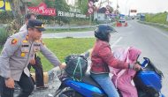 Permalink ke Kapolsek Tambang Bantu Dorong Sepeda Motor Pemudik yang Mogok Sekaligus Bantu Isikan BBM