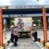 Satlantas Polres Siak Melaksanakan Pemasangan Stiker Di Bodi Truk Angkutan Barang Di Tol Minas
