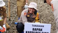 Permalink ke Kolaborasi Bersama PT Ivo Mas Tunggal dan Masyarakat, Polres Siak Tanami Ribuan bibit Jagung Pipil Diatas Lahan Seluas 6,5 Hektar Permalink ke Kolaborasi Bersama PT Ivo Mas Tunggal dan Masyarakat, Polres Siak Tanami Ribuan bibit Jagung Pipil Diatas Lahan Seluas 6,5 Hektar