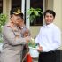Kapolresta Pekanbaru Beri Hadiah Bibit Pohon Kepada Personel Yang Berulang Tahun, Dukung Program Penghijauan Kapolda Riau