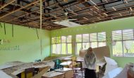 Permalink ke Siswa SMAN 1 XII Koto Kampar Panik Saat Plafon Kelas Ambruk