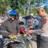 Satlantas Polres Kampar Semarakkan HUT RI ke-80, Bagi 75 Bendera Merah Putih melalui Gerakan Polantas Menyapa
