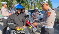 Permalink ke Satlantas Polres Kampar Semarakkan HUT RI ke-80, Bagi 75 Bendera Merah Putih melalui Gerakan Polantas Menyapa