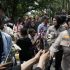 HUT Polwan Ke 77, Polwan Polda Riau Bagikan Bunga ke Pendemo