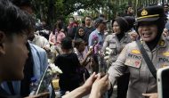 Permalink ke HUT Polwan Ke 77, Polwan Polda Riau Bagikan Bunga ke Pendemo