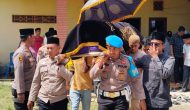 Permalink ke Kapolres Kuansing Mengantar Langsung Jenazah Orang Tua Bripda Rio Senti Aji ke Pemakaman.