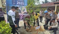 Permalink ke Polsek Kampar Kiri Hilir ‘Hijaukan’ Mako di Hari Pohon Nasional, Kapolres: ‘Polri Peduli Lingkungan, Dukung Penghijauan