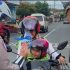 Tertibkan Motor, Satlantas Polres 50 Kota Beri Cokelat kepada Pengendara Tertib