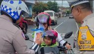 Permalink ke Tertibkan Motor, Satlantas Polres 50 Kota Beri Cokelat kepada Pengendara Tertib