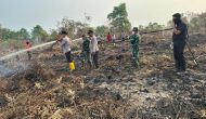 Permalink ke Polres Dumai Bersama TNI, BPBD dan Masyarakat Peduli Api Tangani Karhutla di Sungai Sembilan Permalink ke Polres Dumai Bersama TNI, BPBD dan Masyarakat Peduli Api Tangani Karhutla di Sungai Sembilan