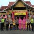 Personil Pos Pengamanan Operasi Ketupat Lancang Kuning 2023 Purna MTQ Bagi-Bagi Takjil di Bulan Suci Ramadhan.