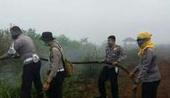 Permalink ke Polisi Berjibaku Padamkan Kebakaran Lahan Gambut di Kampar