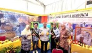 Permalink ke Pj Bupati Kampar Dr. H. Kamsol, MM Mengunjungi Stand Riau Expo Kabupaten Kampar di Lapangan MTQ Pekanbaru Permalink ke Pj Bupati Kampar Dr. H. Kamsol, MM Mengunjungi Stand Riau Expo Kabupaten Kampar di Lapangan MTQ Pekanbaru