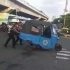 Antisipasi Kemacetan, Personel Samapta Polres metro jakarta barat Sigap Bantu Dorong Bajaj Yang Mogok Di Traffic Light Green Garden