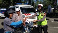 Permalink ke Dukung Ops Keselamatan 2020, Satlantas Kampar Distribusikan 100 Masker Bantuan Bhayangkari
