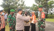 Permalink ke Hadapi Pilkada Aman,Damai Dan Sehat,Polres Kuansing Bagi – Bagikan Masker