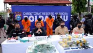 Permalink ke Polda Riau Kembali Gulung Sindikat Narkoba, 5 Pelaku Diringkus Bersama 36 Kg Shabu Permalink ke Polda Riau Kembali Gulung Sindikat Narkoba, 5 Pelaku Diringkus Bersama 36 Kg Shabu
